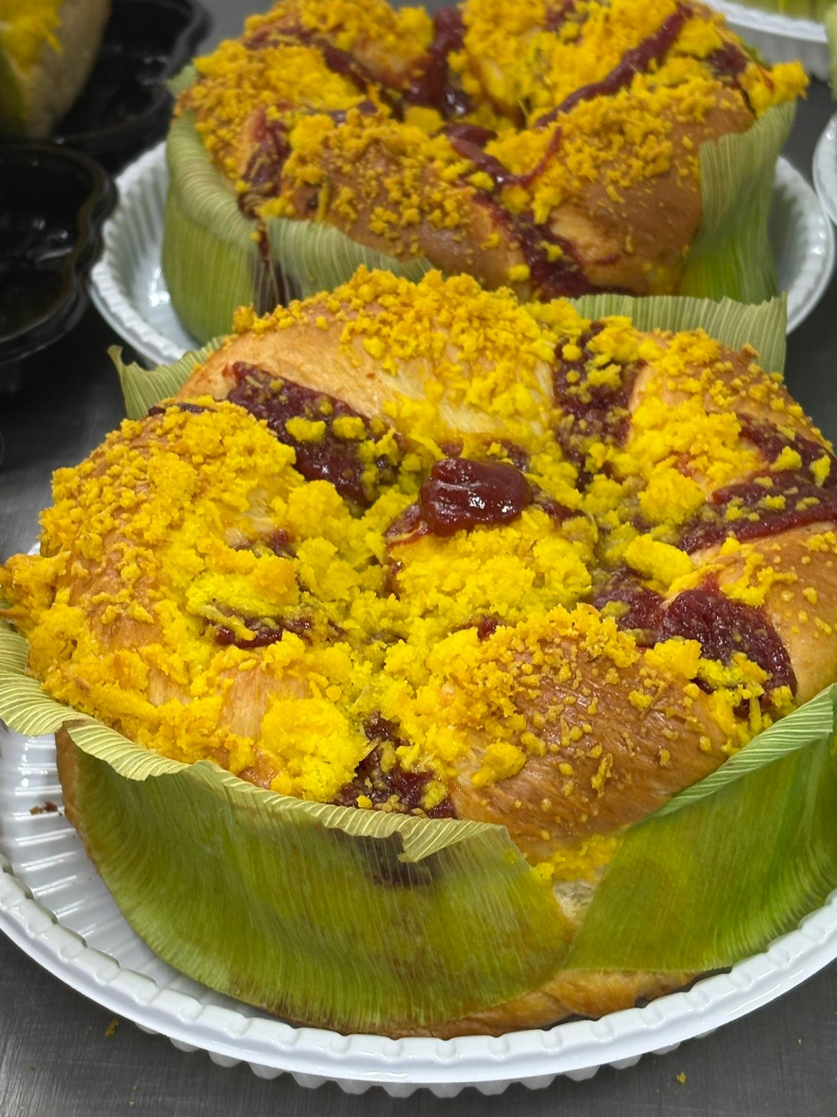 Pão recheado com goiabada e farofa